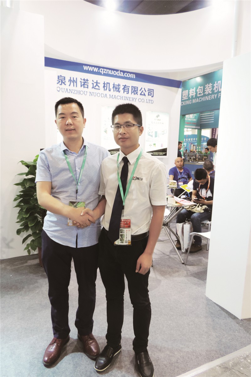 泉州諾達總經(jīng)理龍學兵(左)與本刊記者