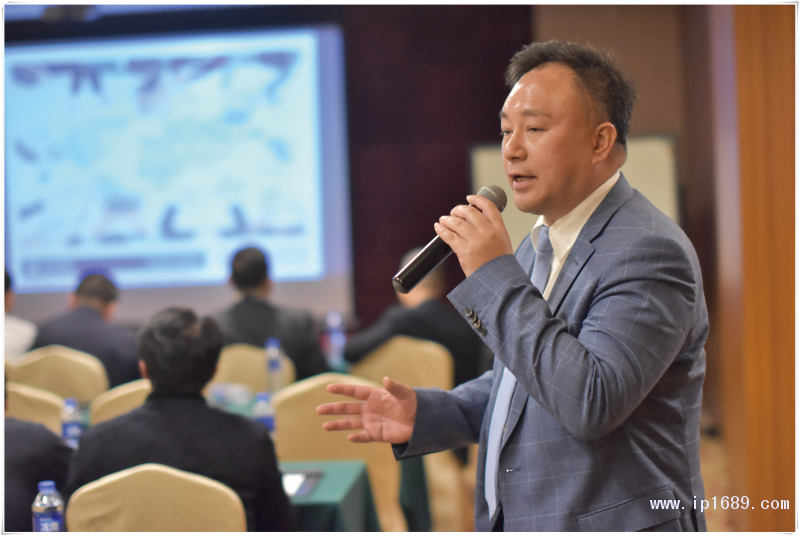 順德考特斯CEO陳俊添先生（圖一）與考特斯德國(guó)總部銷(xiāo)售總監(jiān)Alain-Cappelle（圖二）致歡迎辭及作公司介紹：擁有80多年歷史的考特斯是全球第一家生產(chǎn)商用擠出吹塑成型機(jī)的制造商，也是世界最大的擠出吹塑成型機(jī)械設(shè)備供應(yīng)商之一。-(1)