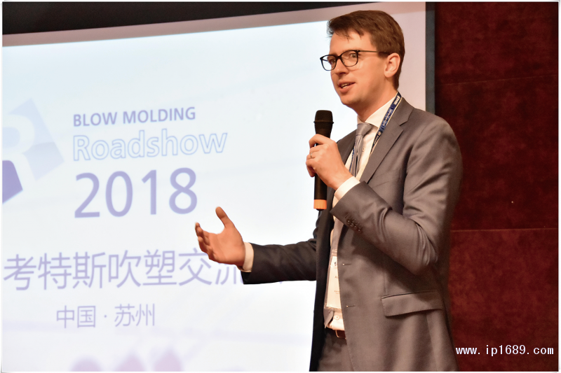 順德考特斯CEO陳俊添先生(圖一)與考特斯德國(guó)總部銷(xiāo)售總監(jiān)Alain-Cappelle(圖二)致歡迎辭及作公司介紹:擁有80多年歷史的考特斯是全球第一家生產(chǎn)商用擠出吹塑成型機(jī)的制造商,也是世界最大的擠出吹塑成型機(jī)械設(shè)備供應(yīng)商之一。-(2)