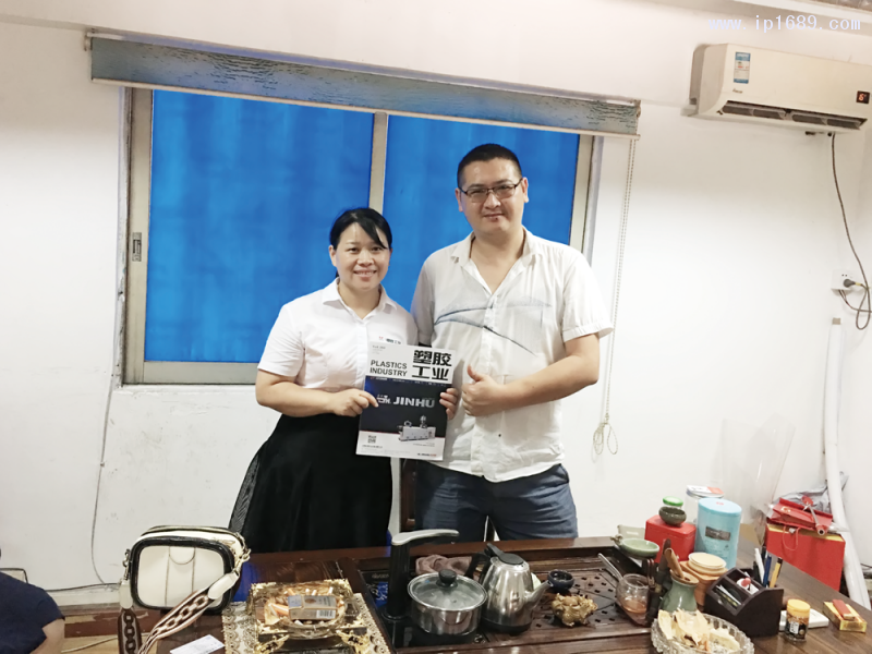 東莞思創(chuàng)塑膠有限公司副總經理周洋（右）