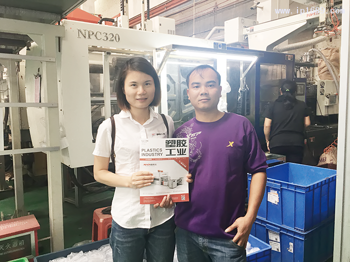 志旭塑料制品廠主管鄧逢強(qiáng)(右)