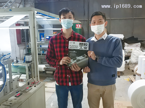 鵬晟塑料制品有限公司王經(jīng)理(左)