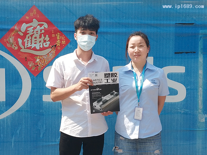 東晟密封科技有限公司設(shè)計(jì)研發(fā)部主管翟蘭蘭(右)1