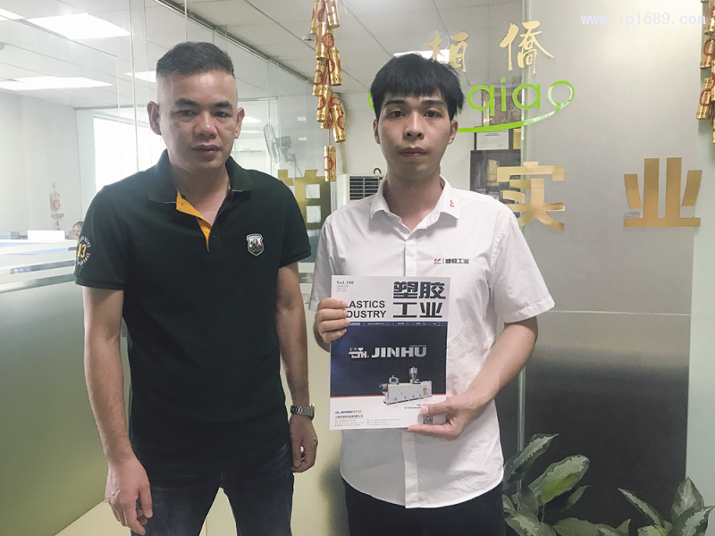 柏僑電器實業(yè)有限公司銷售經(jīng)理羅瑞球(左)