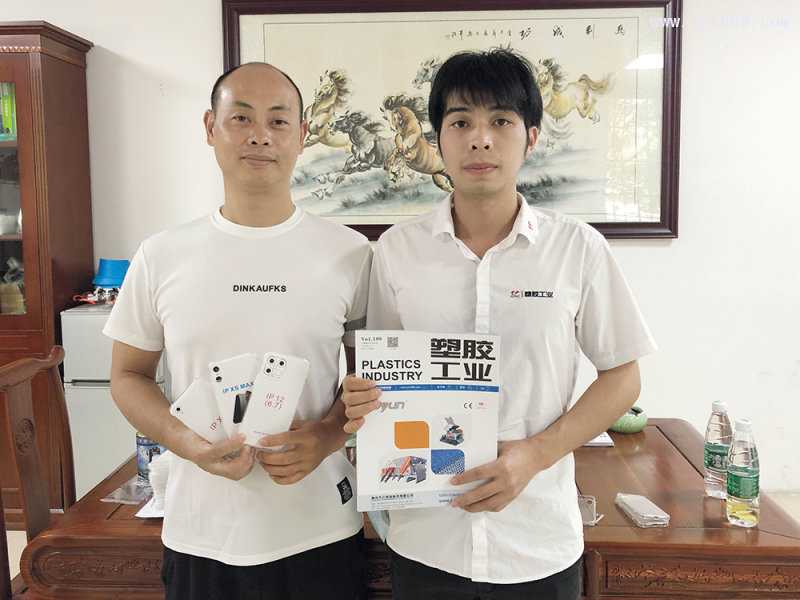 塑潤(rùn)塑料制品廠總經(jīng)理謝茂勝(左)