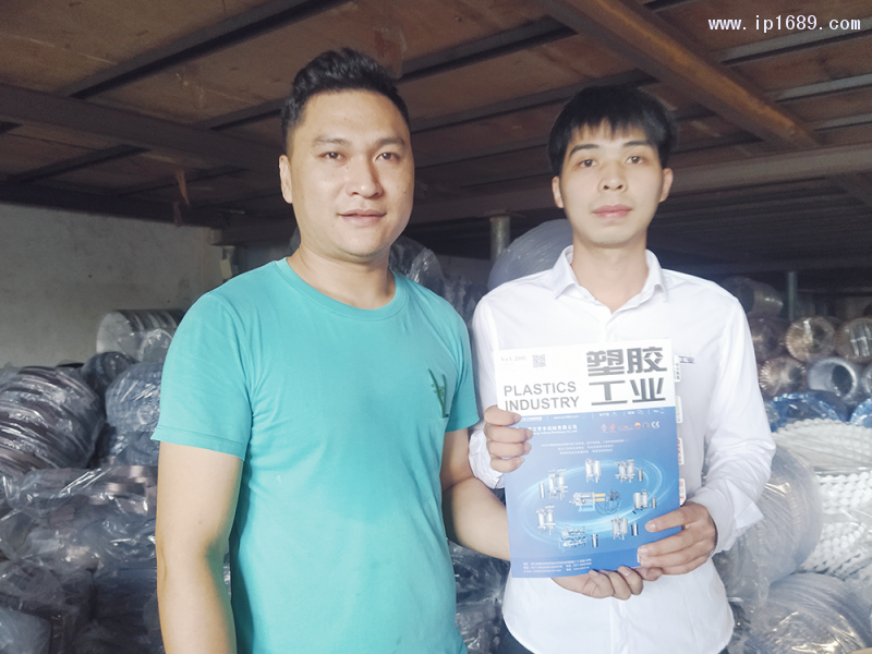 中山市古鎮(zhèn)誠普達(dá)塑料加工廠廠長符定清(左)