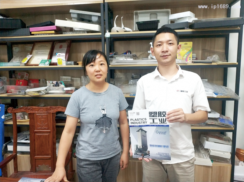 佛山市騰博包裝制品有限公司總經(jīng)理陸小姐(左)
