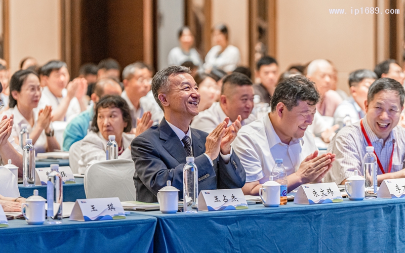 與會(huì)嘉賓現(xiàn)場進(jìn)行熱烈交流與討論-(2)