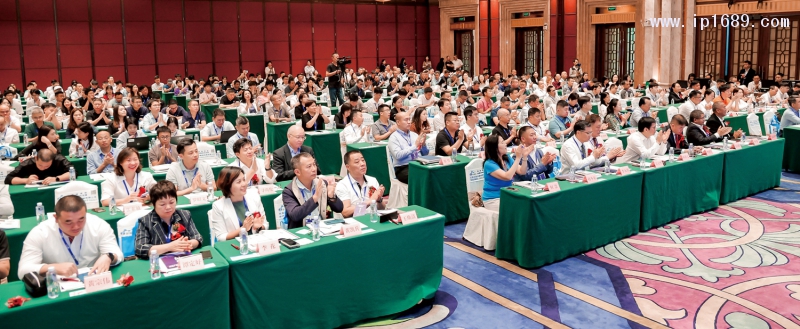 大會吸引了塑料行業(yè)產(chǎn)業(yè)鏈上下游超500名企業(yè)代表、專家、學(xué)者熱情參會