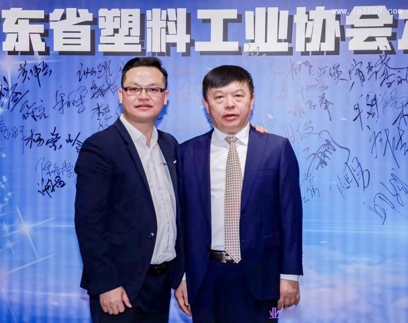 廣東省塑料工業(yè)協(xié)會(huì)會(huì)長、金發(fā)科技股份有限公司副董事長首席戰(zhàn)略官李建軍(右)與《塑膠工業(yè)》總經(jīng)理徐森(左)
