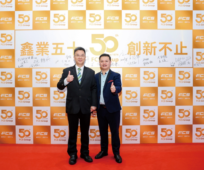 富強(qiáng)鑫集團(tuán)副董事長(zhǎng)王俊杰(左)和《塑膠工業(yè)》總經(jīng)理徐森(右)合影-拷貝